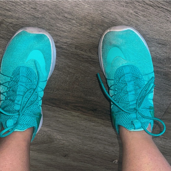 ISO I’M in Search of Nike Womens Darwin 819959-331 Green Running Sneakers Size 8 - Picture 4 of 9